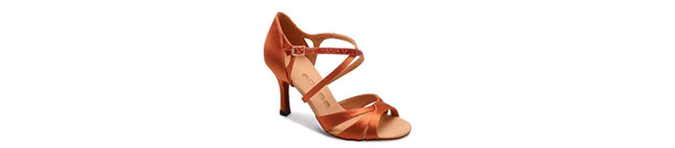 Zapato con tacón fino con una correa en el empeine Zapato con tacón fino con una correa en el empeine