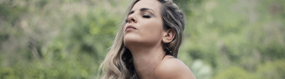 Mujer respirando en el jardín Mujer respirando en el jardín