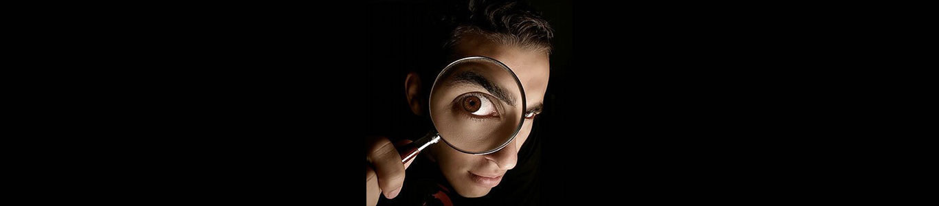 Imagen de un hombre usando una lupa Imagen de un hombre usando una lupa