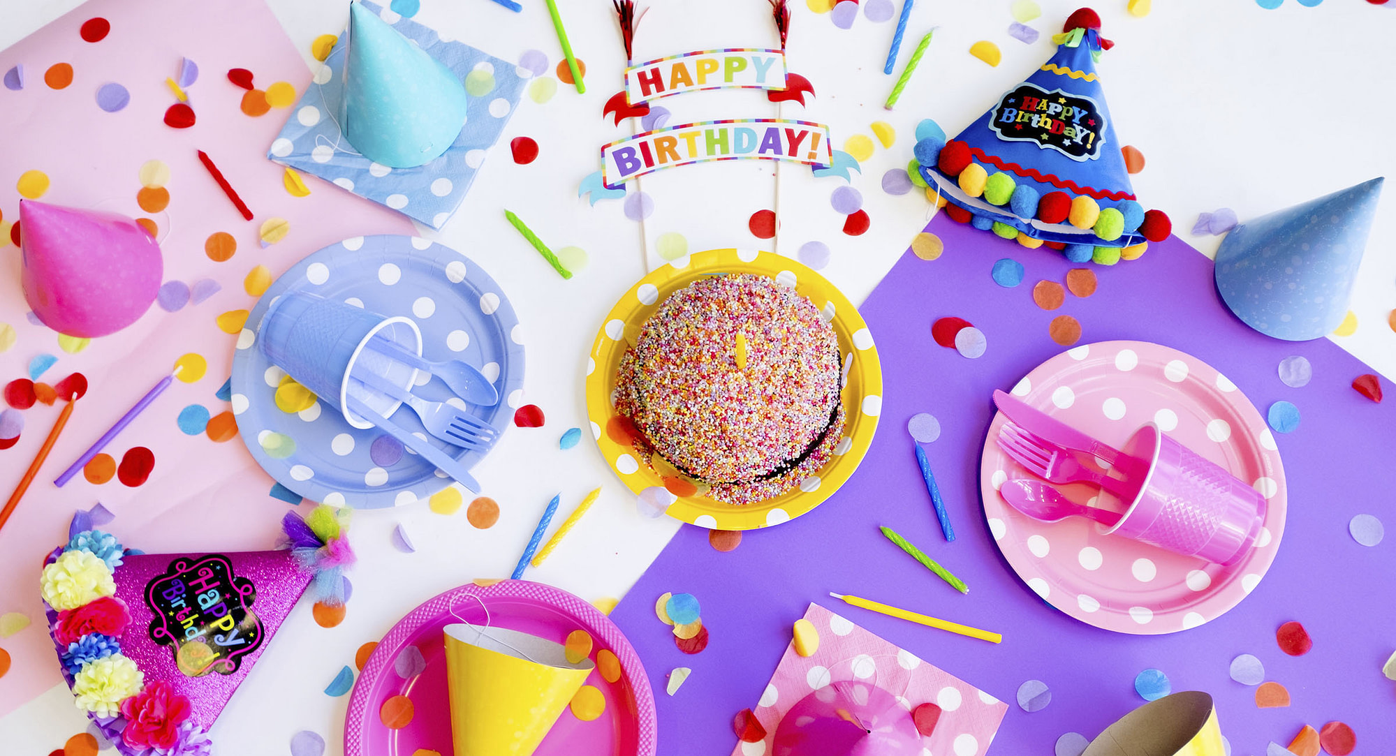 Siempre-Baile-feliz-aniversario20-2019 Mesa llena de papelillo, torta y gorros de cumpleaños en honor al aniversario número 20 de Siempre Baile