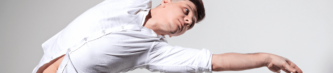 Imagen de un hombre bailando con camisa blanca. Imagen de un hombre bailando con camisa blanca.