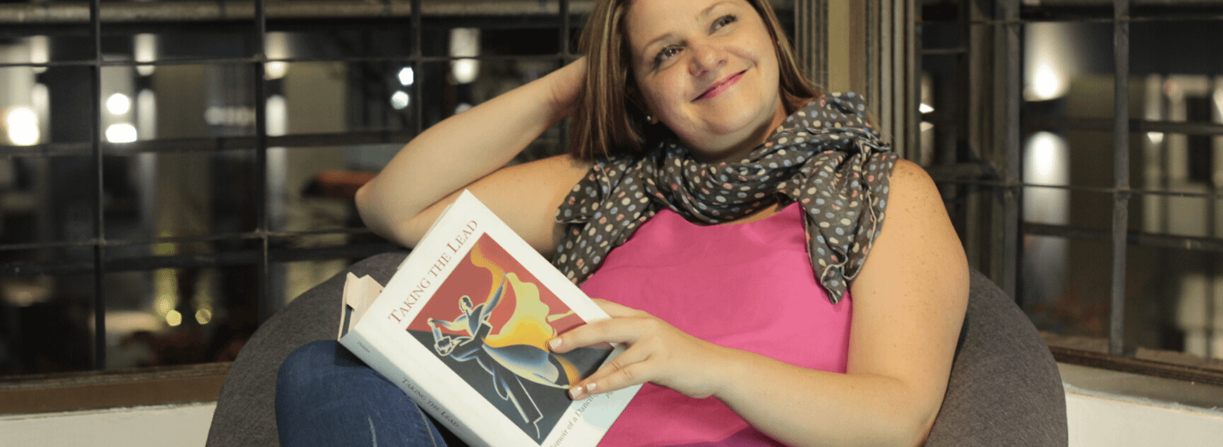 Lela leyendo a Pierre Dulaine Lela leyendo a Pierre Dulaine