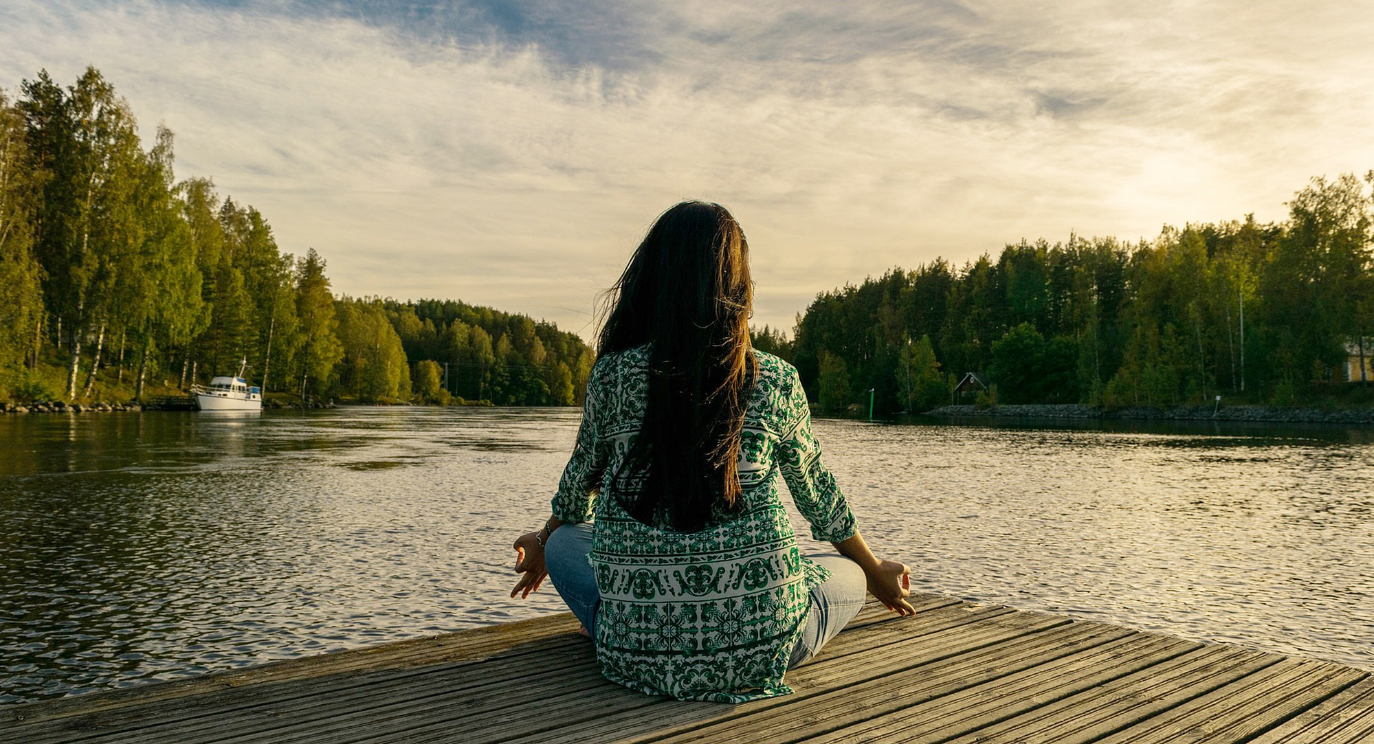 Wellness meditación en el lago Una chica meditando mientras disfruta de la paz de un precioso lago