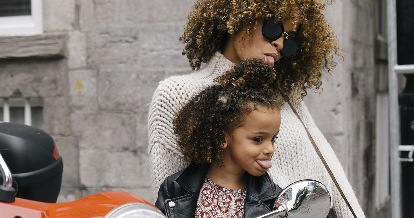 como-mamá Una niña que imita a su mamá